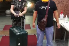 贵重行李箱遗漏在出租车上，民警迅速为事主寻回图片