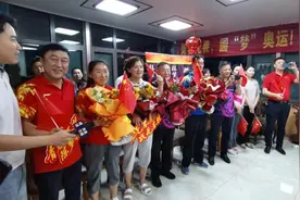 “超”级现场 | 陈爸爸稳如泰山陈妈妈现场点评！半岛全媒体记者现场见证陈梦亲友团的荣耀时刻图片