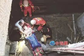 电梯井忘加盖女工踩空跌落 幸消防救援人员搭设空中担架成功营救图片