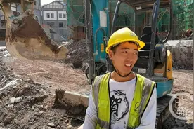 高温下的坚守丨95后留学生开挖掘机图片