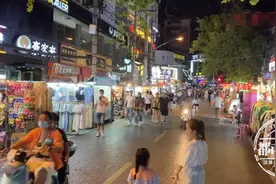 女子正逛着，18000元的金项链突然被抢走图片