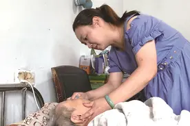 照顾瘫痪母亲8年 她用行动诠释孝道图片