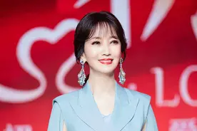 赵雅芝穿水蓝色西装裙勾勒优越身材 精致编发配璀璨耳饰清丽脱俗图片
