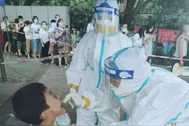 笑容渐渐凝固！8岁男孩做核酸检测偶遇医生妈妈，竟被催回家写作业图片