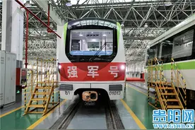 “八一”建军节前夕，贵阳轨道交通“强军号”专列上线运行图片