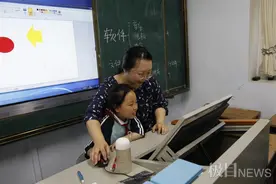 高校师生赴偏远山区支教，回汉前孩子们含泪送别图片