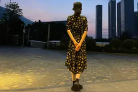 迪丽热巴穿碎花长裙出门 身材修长捂脸不让拍图片