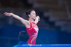 摘金夺银！中国选手朱雪莹获女子蹦床冠军，刘灵玲第二图片