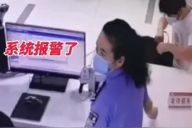 女警一眼认出逃犯，一个眼神示意队友，瞬间拿下图片