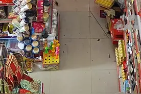 超市跑进老鼠老板穿人字拖追踩，老板娘：有我在我老公啥都不怕图片