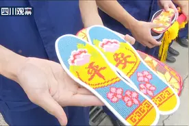 81岁“布鞋奶奶”40年坚持给消防送鞋垫图片