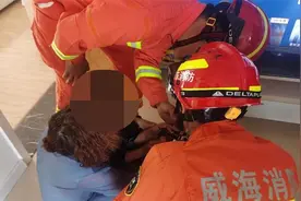 6岁男童遭玩具卡手哭闹不停  威海消防员暖心救援图片