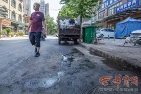 西安永乐路旁常年停放垃圾车臭气熏人？街道办：下周内撤走图片