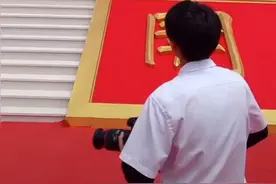 成毅一路小跑帮忙搀扶晕倒的工作人员 暖心举动获网友称赞图片