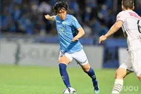 中村俊辅J1联赛400场里程碑中所穿着的战靴图片
