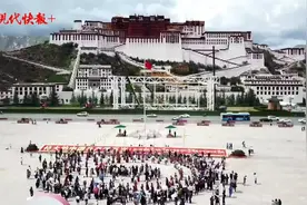 布达拉宫广场上演快闪，歌唱祖国“扎西德勒，吉祥如意！”图片