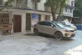 柳州一女子将车停在别人家门口，屋主直接砌砖将车堵了起来图片