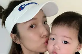 李亚男晒与小女儿温馨合影 小女儿大眼呆萌十分漂亮图片