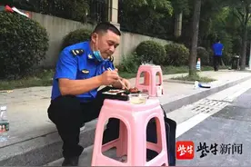 坐地吃快餐、深夜背冰箱……“城管哥”抗疫工作照热传朋友圈图片