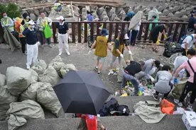 台风与潮水带来大量海洋垃圾，上海市民从各处赶来清理堤岸图片