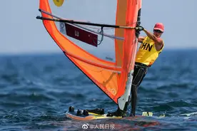 乘风破浪！“水上蝴蝶”卢云秀奥运首秀夺得女子帆板RS:X级金牌图片