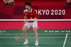陈雨菲2-1战胜队友何冰娇，闯入奥运羽毛球女单决赛图片