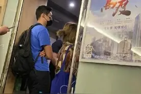 网友高铁偶遇吴永恩 疑去探班女友王子文图片