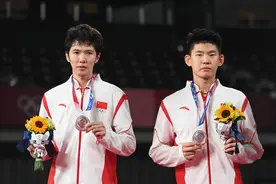 羽毛球——男子双打决赛：李俊慧/刘雨辰获得银牌图片