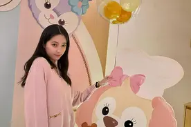 欧阳娜娜的妹妹庆祝17岁生日 姐妹俩似复制粘贴图片
