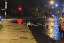 暴雨后，杭州9岁女孩一直在路边等爸爸，这张照片刷爆朋友圈图片