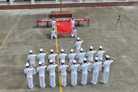 东部战区海军某基地教导大队举行重温军人誓词仪式图片