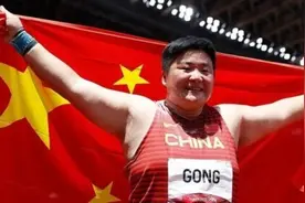 第22金！巩立姣笑中带泪：等了21年，此时此刻我最想看升国旗奏国歌，唱义勇军进行曲图片