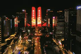 超燃！征兵宣传灯光秀在成都双子塔、环球中心精彩呈现图片