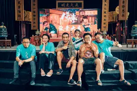 《人生大事》杀青 朱一龙寸头胡茬造型现身大合影图片
