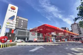 8月成都300座中石油加油站上市国六B汽油图片