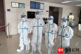 每到深夜，这名隔离酒店的医生就要写下他的工作日志——图片