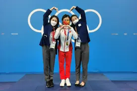 郭晶晶陈若琳合影施廷懋王涵 对镜头比心超萌图片