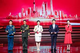 从天安门前庄重宣誓到八一特别节目“新主播”，这位年轻女孩又一次惊艳众人图片