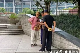 杭州西湖文化广场桥底下开起“演奏会”，有人嫌太吵了！但有人却很羡慕这样的生活图片