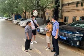 小伙将高档相机落在共享单车上，辅警冒高温连问30家商铺找回图片