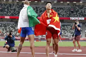 早安·奥运｜9秒98！奥运百米决赛跑道上划过一道“红色闪电”图片