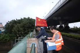 一线党旗红｜防汛一线的 “红色堤坝”图片