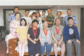 一名百岁老兵的幸福家庭图片
