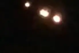 UFO编队现身韩国上空：发出耀眼橙光 分裂后瞬间消失图片