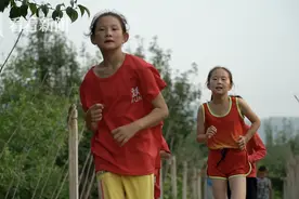 他与妻儿“分居”，只为了26个没有血亲的“问题孩子”图片