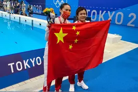 郭晶晶挤上领奖台求合照 三代跳水冠军大同框上演奥运会名场面图片