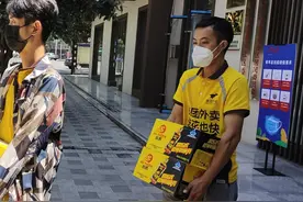 专业又给力！外卖小哥“单王”报名志愿者 为隔离点运送物资图片