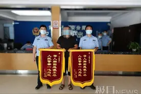 黄陂小男孩独自乘公交到汉正街找奶奶，可把父母和警察叔叔忙坏了图片