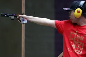 男子25米手枪速射决赛 李越宏拼下铜牌图片