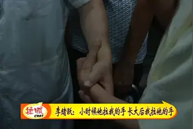 66岁儿子带99岁父亲上班，牵着父亲的手慢慢走，这一幕太让人感动图片